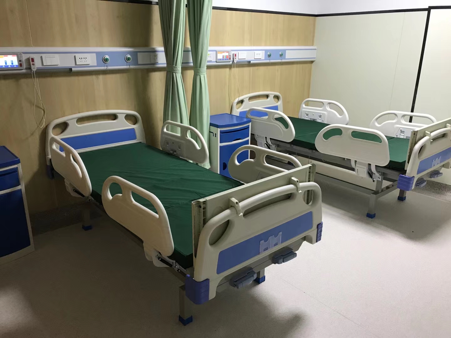 Manual hospital bed with hand cranks
